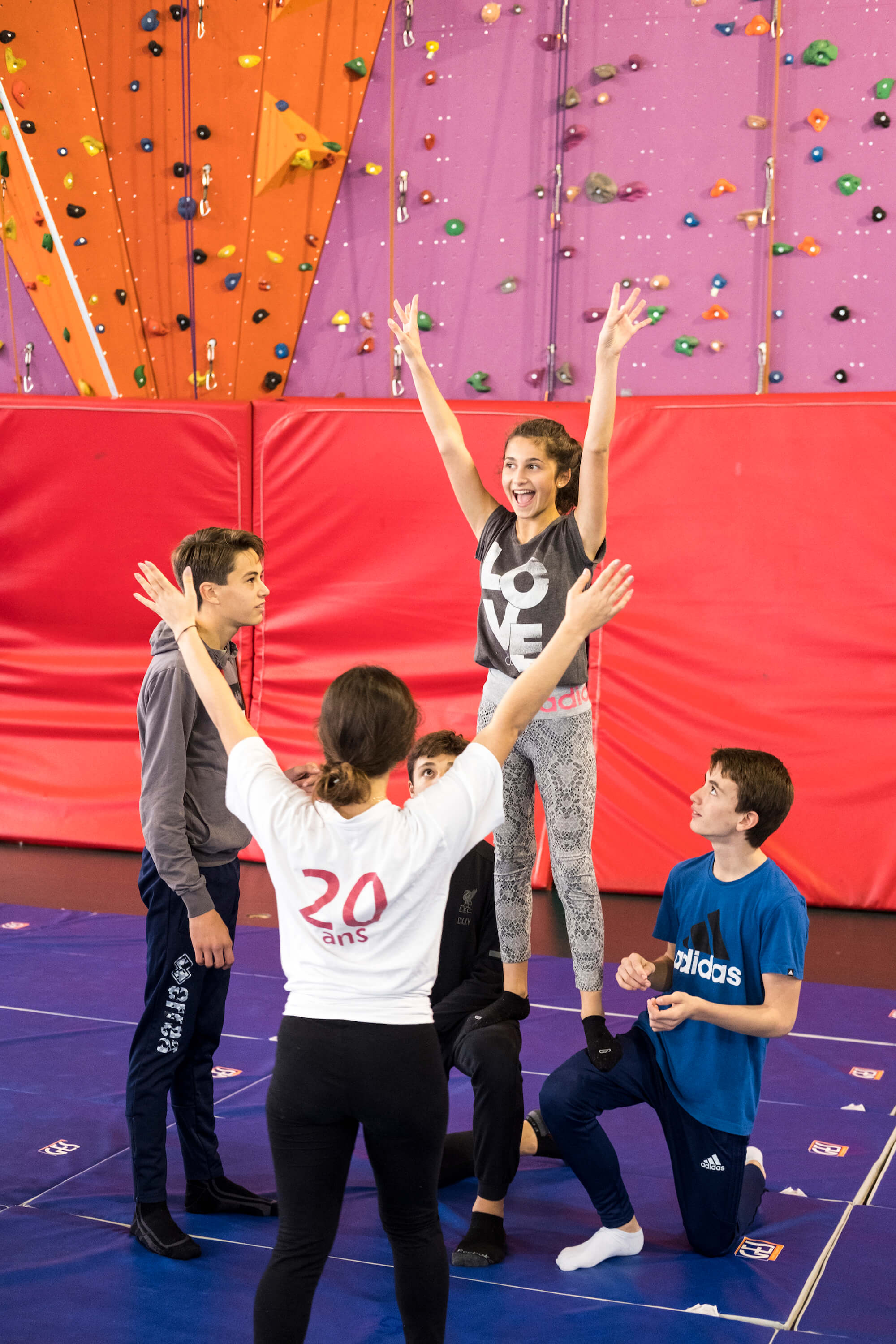 Élèves de l'École Jeannine Manuel en activité sportive dans le gymnase
